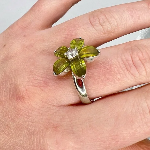 Vintage 925 Sterling Silver Peridot Flower Ring w/ Clear CZ Center, Size 7 - Picture 2 of 4